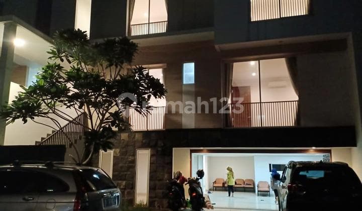Townhouse 4 Kamar Tidur Luas Tanah 320 Ada Kolam Renang 249Jt/Tahun 03.26