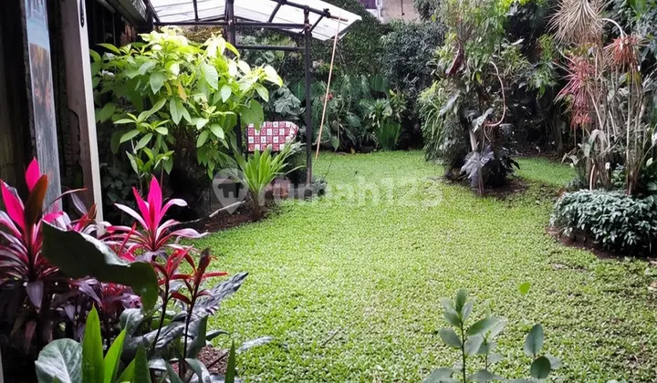 Ual Tanah Dago Mainroad There is a house building and garden