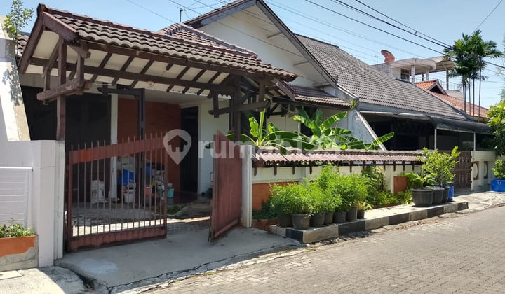 Rumah Tengah Kota Bebas Banjir Jalan Lebar di Pondok Indraprasta