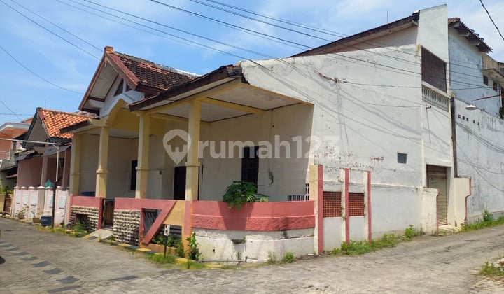 Ready-to-Occupy Hook House in Tanah Mas, Close to School and Market.