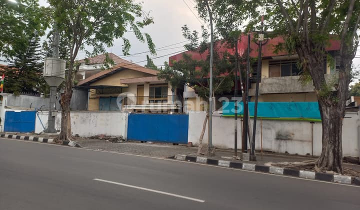 Gudang lebar muka 28 meter jl Abdulrahman Saleh Dekat Bandara