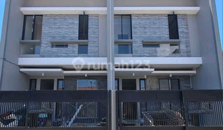 Klampis Semolo Sukolilo East Surabaya Cheap House. Ron.a1191