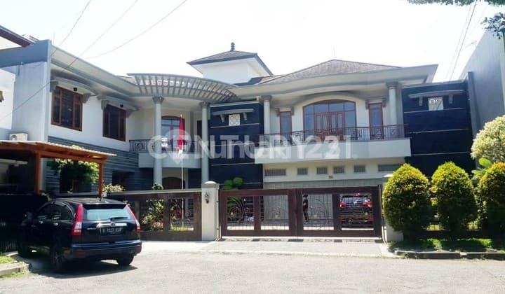 Super Lux House in Batununggal Elok, Comfortable Environment