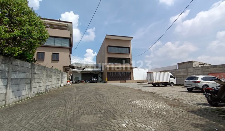 RUKO CANTIK 3 LANTAI, SIAP PAKAI DI TEMPAT STRATEGIS KOTA CIMAHI