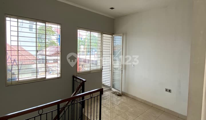 Rumah Minimalis Lebar 6m Bangunan 3 Lt Ditomang