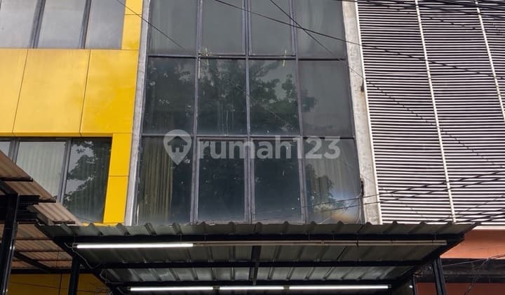 Sudah Ada Kanopi dan bisa Parkir Mobil Ruko di Cideng