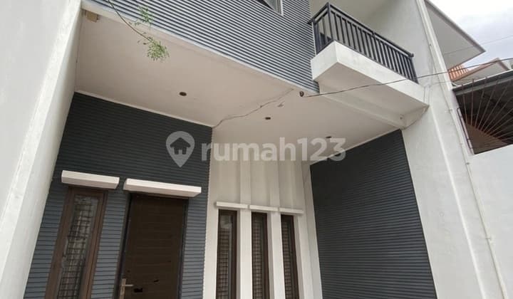 Rumah Minimalis bisa 2 Mobil di Tomang Jarang Ada