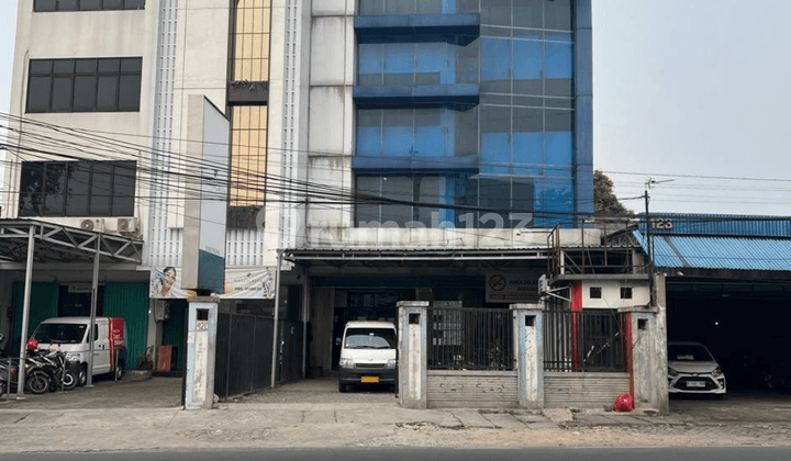 5-Storey Linked Shophouse in Kebayoran Lama Ready to Operate, Strategic Location