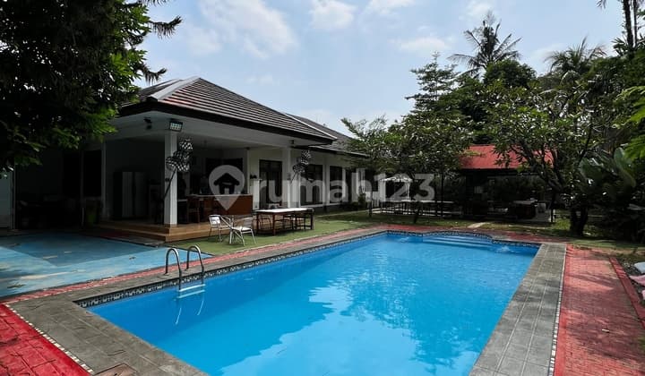 RUMAH CANTIK KEMANG DALAM KOMPLEK, LOKASI STRATEGIS SWIMMING POOL BESAR, GARDEN LUAS