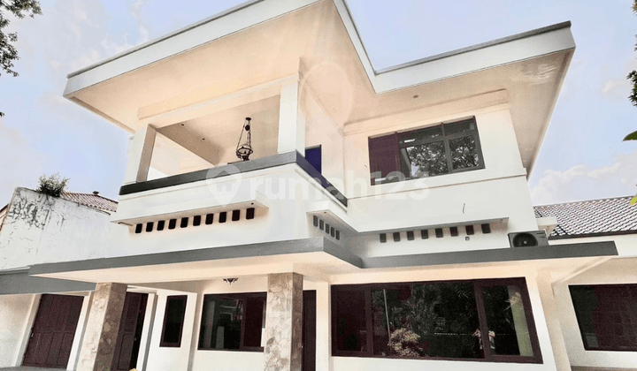 Modern House Menteng Halaman Luas, Kamar Banyak Prime Location.