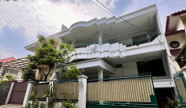 Modern Classic Minimalist House Kebayoran Baru Strategis