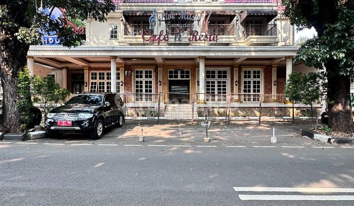 Dijual Mini Gedung Kebayoran di Area Komersial Posisi Strategis