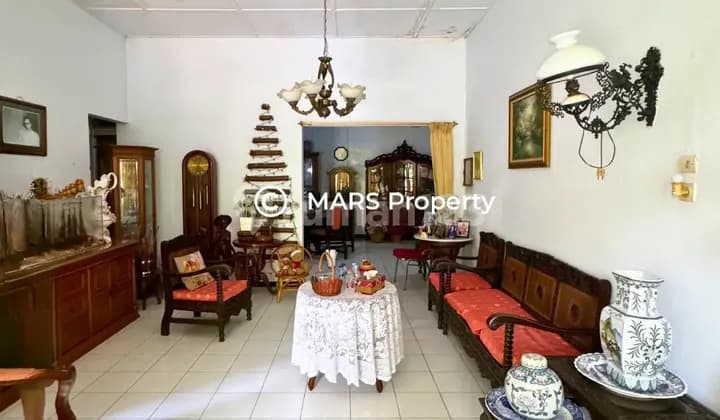 Modern Classic House 1,5 Lantai Gelong Tomang, Bebas Banjir