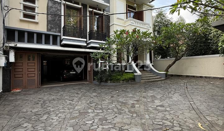 For Sale - Menteng Authentic Classic House Prime Area Menteng Jl. Hos Cokroaminoto Private Landed Apartment