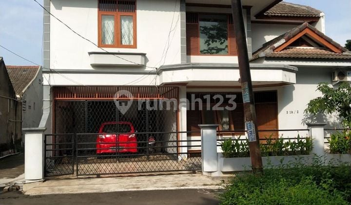 Rumah Tenang Depan Taman SHM 3 Lantai di Ciledug
