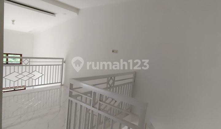 Rumah mewah dua lantai berkualitas dengan fasilitas lengkap