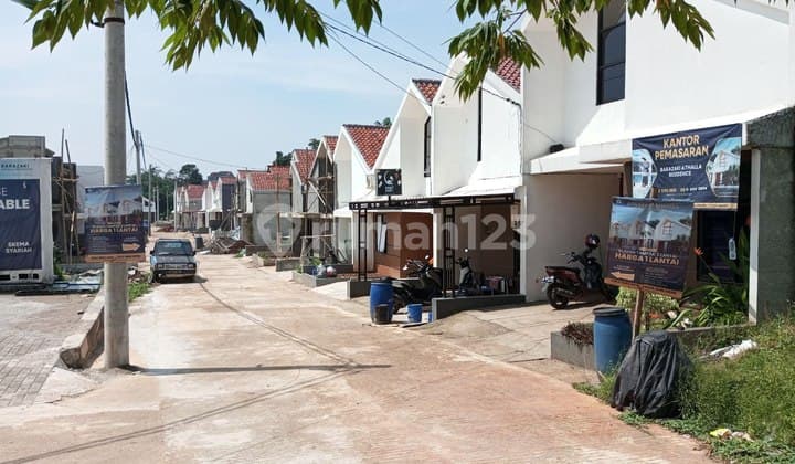Rumah Baru Konsep Mezzanine 400jtan SHM 10 menit Stasiun depok
