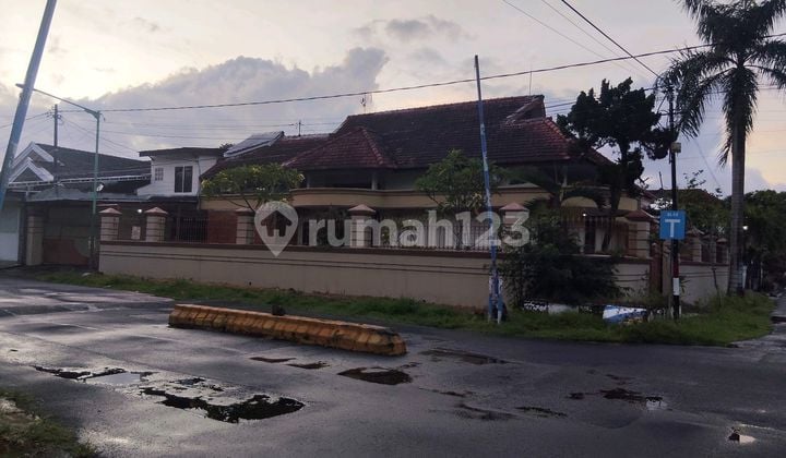 Rumah Pojok Kawasan Perumahan Elite Jember