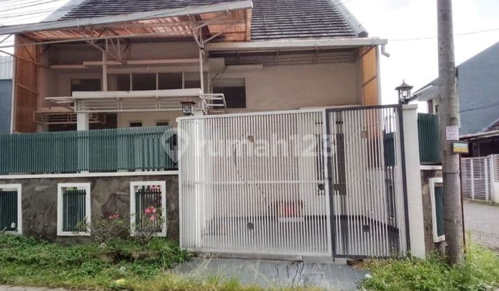 Rumah Tengah Kota Jember