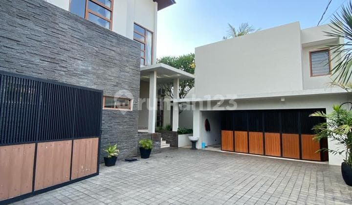 Rumah Mewah Dan Modern Dalam Compound Dengan Kolam Renang Di Kemang