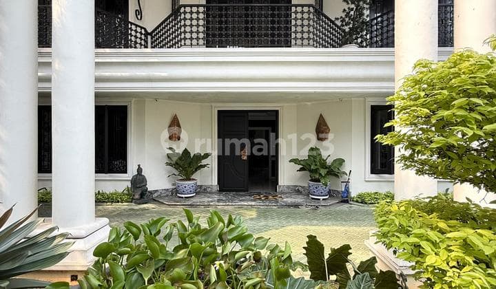 Dijual Rumah Lux Siap Huni, Fully Furnished Dengan Taman Asri dan Kolam Renang Besar, di Area Ampera, Kemang