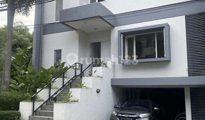 Beautiful House in Big Compound, Walking Distance to Station MRT