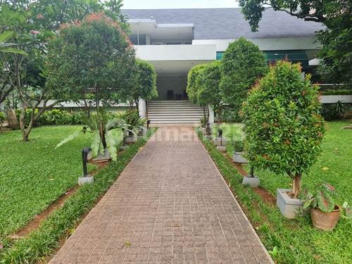 Beautiful Stand Alone House With A Huge Land And Feel Like Living In A Resort Located In Kemang Jakarta Selatan Area