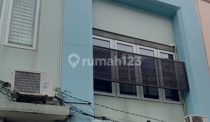 Rumah Townhouse Hook Di Tomang Jakarta Barat 3 Lantai + Deck Shm