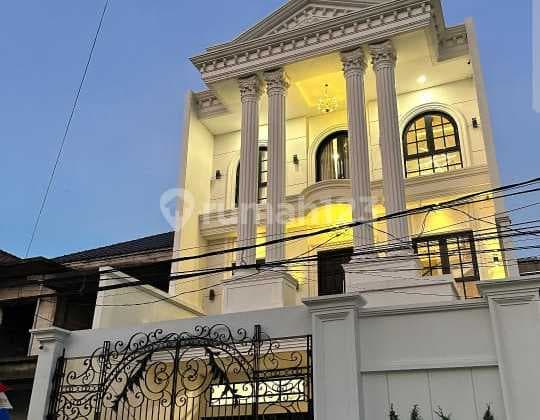 Dijual Cepat Rumah Mewah Milenial Modern 3 Lantai Full Interior Bangunan Baru Plus Kolam Renang Kualitas No 1 di Pinggir Jalan Utama Komplek Housing Kelapa Gading