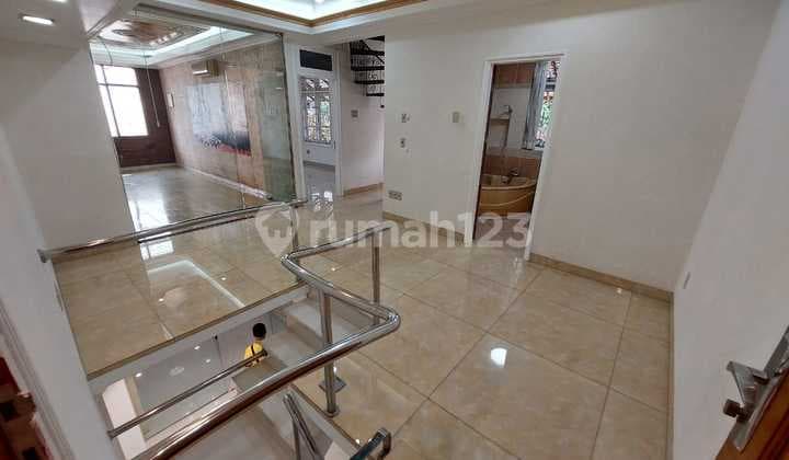 Rumah Hoek Tanjung Duren 2.5 Lantai Semifurnish Jakarta Barat Shy