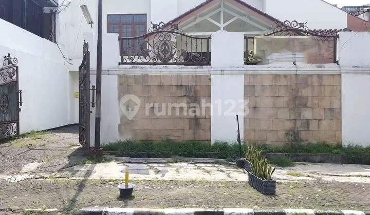 Rumah Luas 379 m2 Lokasi Strategis di Jakarta Selatan