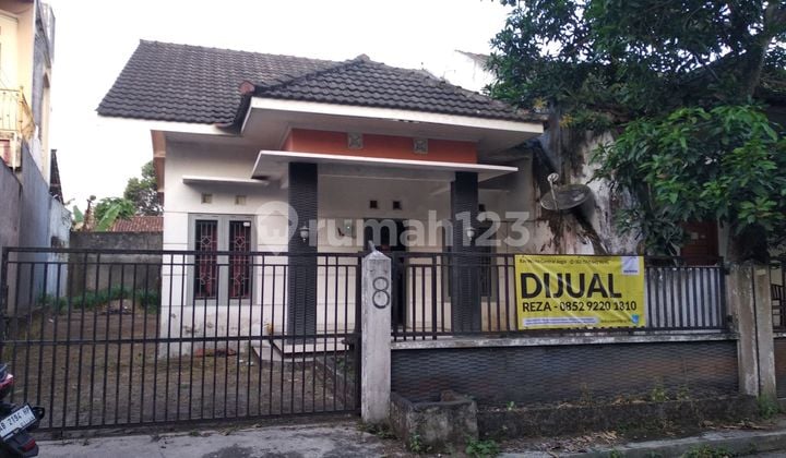 Rumah Dengan Halaman Luas Dekat Kampus Uty Yogyakarta