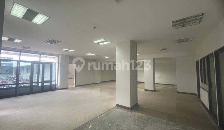 gedung kantor 3 lantai di kota yogyakarta.