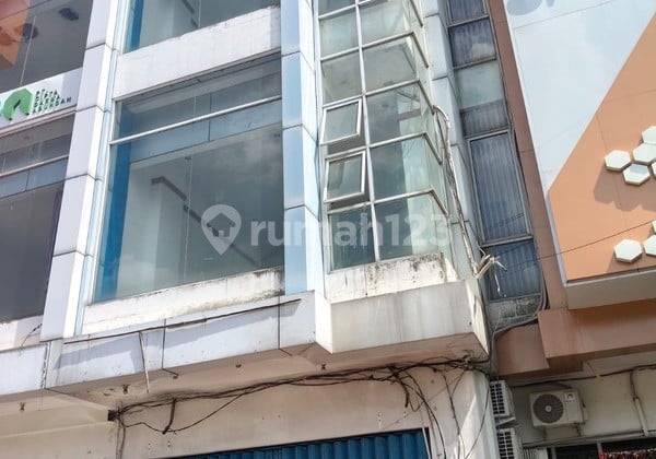 Disewakan Ruko Strategis 3 Lantai di Ringroad Utara Yogyakarta - Cocok untuk Bisnis