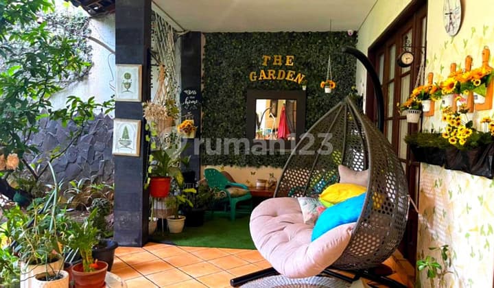 A Grand and Luxurious House with a Spacious Backyard Suitable for a Swimming Pool in Giri Loka BSD City.