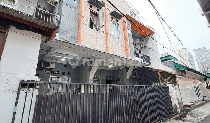 Rumah Kost 22 Kamar 3 Lantai Lokasi Strategis di Tanjung Duren, Jakarta Barat.