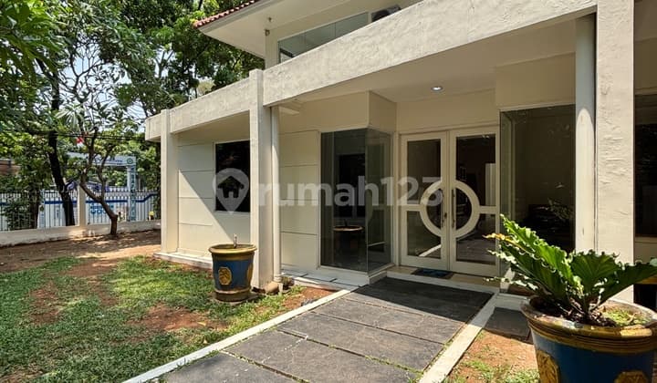 Kebayoran Baru Rumah Siap Huni Halaman Luas Posisi Hoek