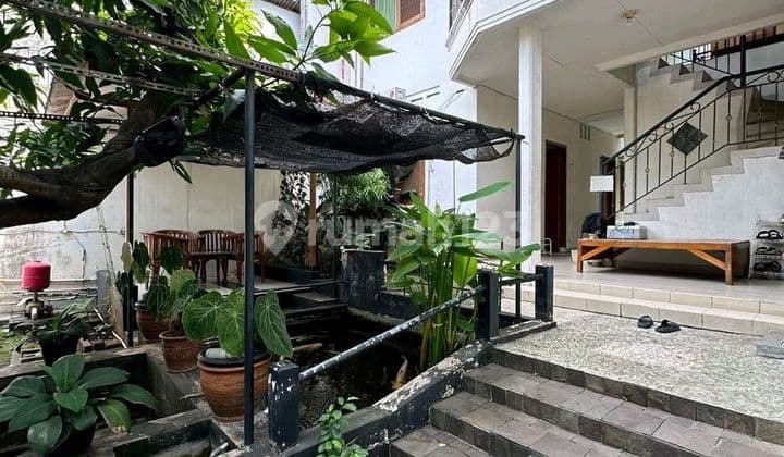 West Pejaten Well-Maintained House Ready to Live In Suitable for Business & Boarding