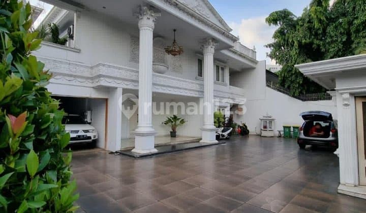 Pondok Indah Luxurious Classic House Lokasi Strategis