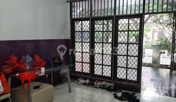 Single-story hook house in Kemang Pratama, 340m.