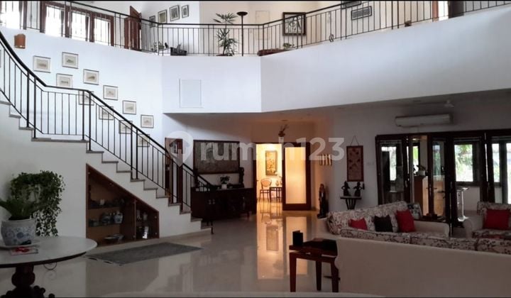 Rumah besar gaya eropa di jakbar cocok utk sekolah Rumah besar gaya eropa di jakbar cocok utk sekolah