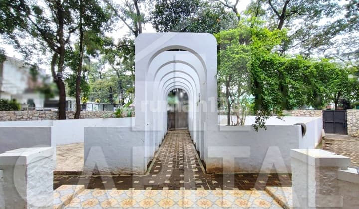 Good and Strategic Location, SHM House with Land Calculation, in Sayap Riau, Bandung City.