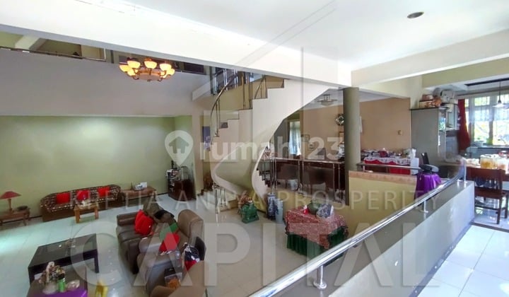 Investor Price for a Spacious House with Building Bonus, Semi-Furnished Area, Pasteur, Bandung City.