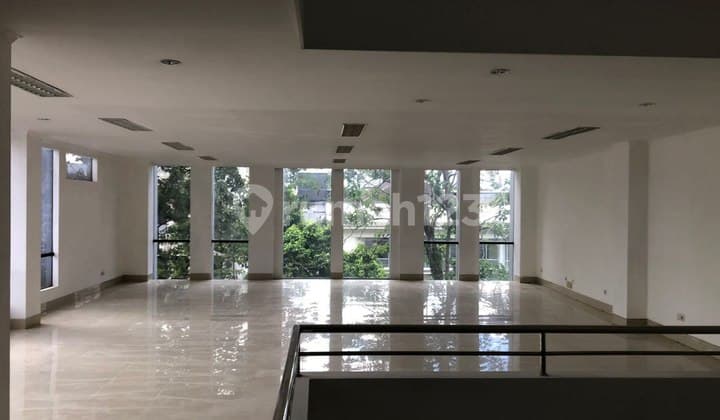 Gedung 4 Lantai dan bangunan di Jalan Tamblong Bandung