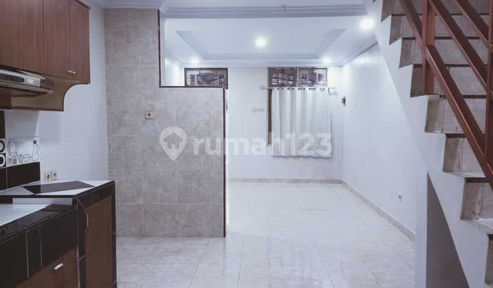 Disewakan Rumah di Taman Palem Lestari Blok E