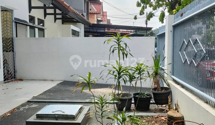 Lokasi strategis ..Rumah dijual di Taman Semanan Indah