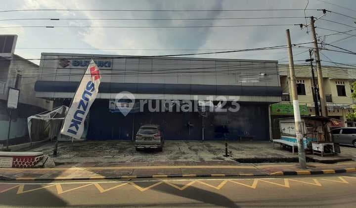 Quick Sale of Showroom Shop House on Cianjur Main Road. Suitable for building 4 shop houses.