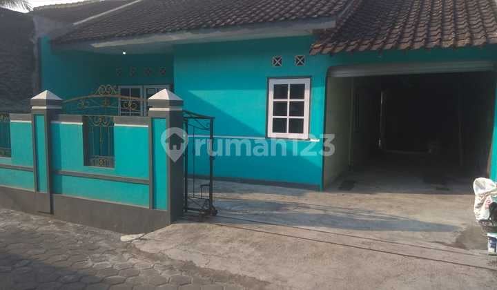 House in the Srimbitan Bangunjiwo Housing Complex, Kasihan, Bantul
