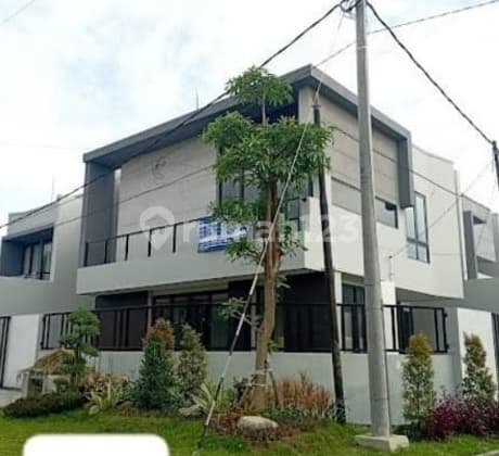 Modern 2-Story House in Gayung Kebonsari Besar