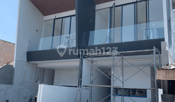 Strategis Barang Langkah Rumah di Jemursari Timur